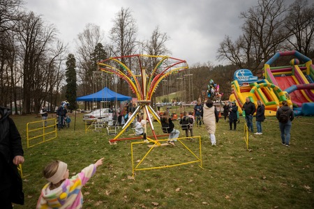 Črna nedelja na Ravnah znova združila tradicijo, kulinariko in živahno dogajanje (16)